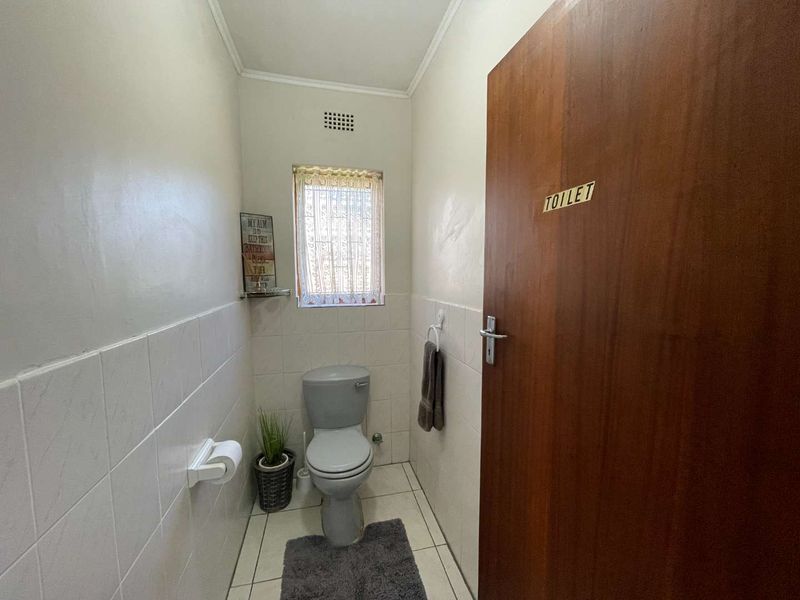 Spacious 4 Bedroom Holiday Home with Flatlet Just 280m from Klein Brak River's Blue Flag Beach - Photo 9