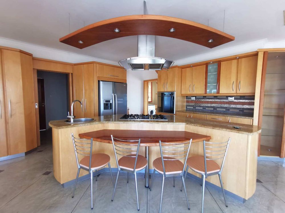 1ST FLOOR OPEN-PLAN KITCHEN AREA 