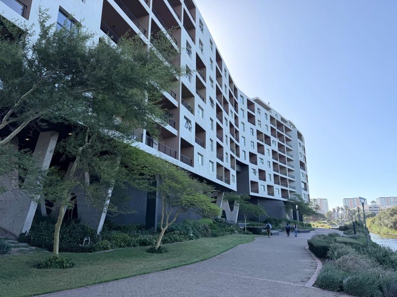 Spacious Apartment In Popular Waters Edge - Photo 6