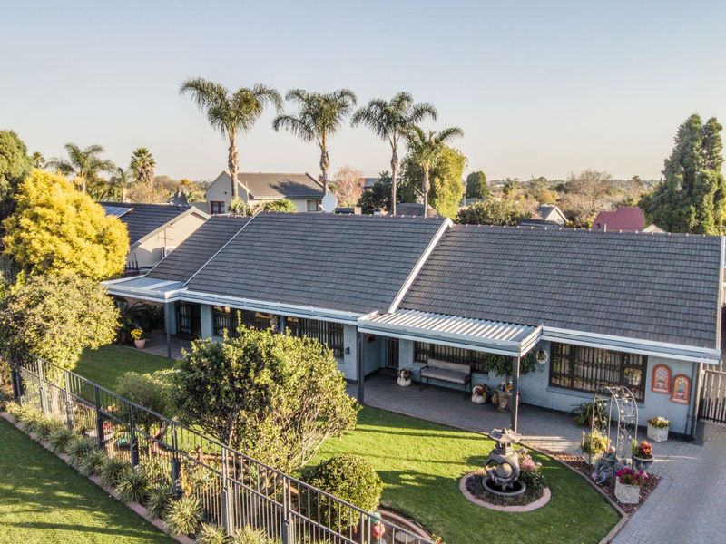 Charming Family Oasis with Pool & Patio in Farrarmere! - Photo 2