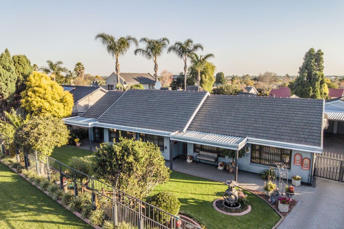 Charming Family Oasis with Pool & Patio in Farrarmere! - Photo 2