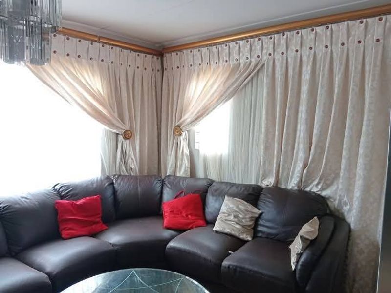 2 Bedroom, 1 Bathroom House for Sale in Lotus Gardens - Photo 6