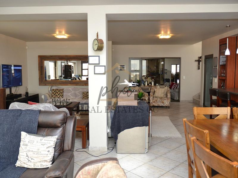 For Sale: Luxurious Beachfront Home with four bedrooms in Swakopmund - Photo 10