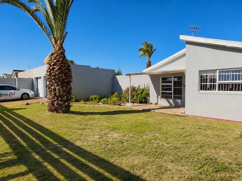 Spacious Family Home with Pool, Entertainment Area & Dual Automated Garages - Photo 3
