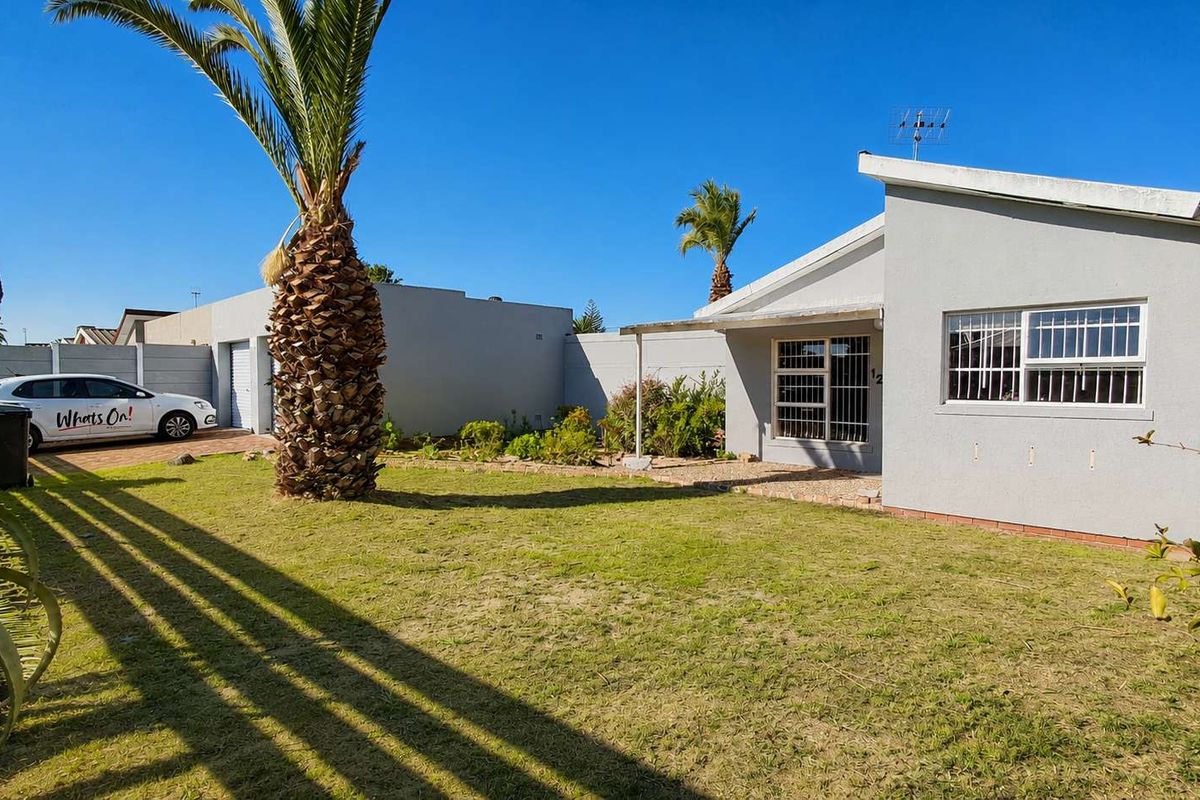 Spacious Family Home with Pool, Entertainment Area & Dual Automated Garages - Photo 3