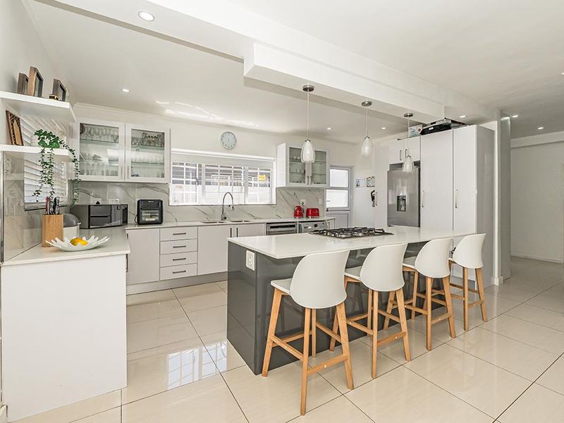 Dream Family Home with Spacious Interiors and Lush Garden - Photo 7