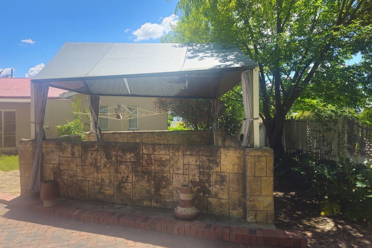 Spacious Family Home with Great Potential - Photo 5