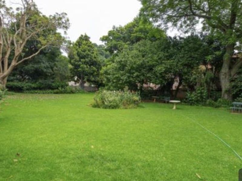 A CHARMING THREE BEDROOM GARDEN APARTMENT - Photo 3