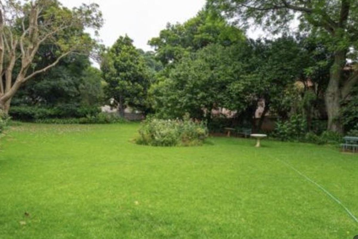 A CHARMING THREE BEDROOM GARDEN APARTMENT - Photo 3