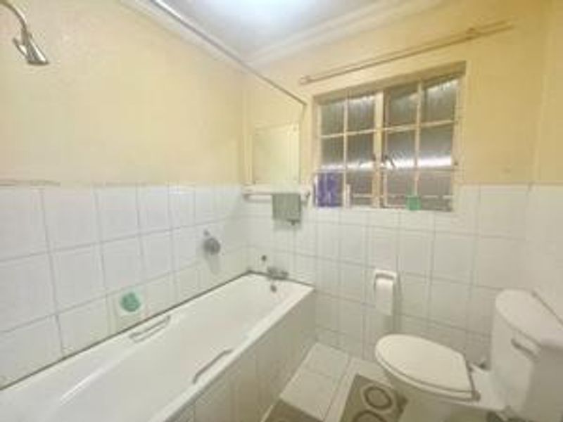 Perfectly Positioned 3-Bedroom Simplex with Private Yard & Parking - Photo 7
