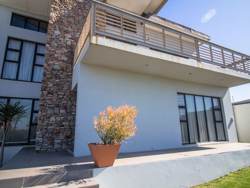 "Wake up every day to breathtaking sea views in this Gonubie masterpiece!" - Photo 2