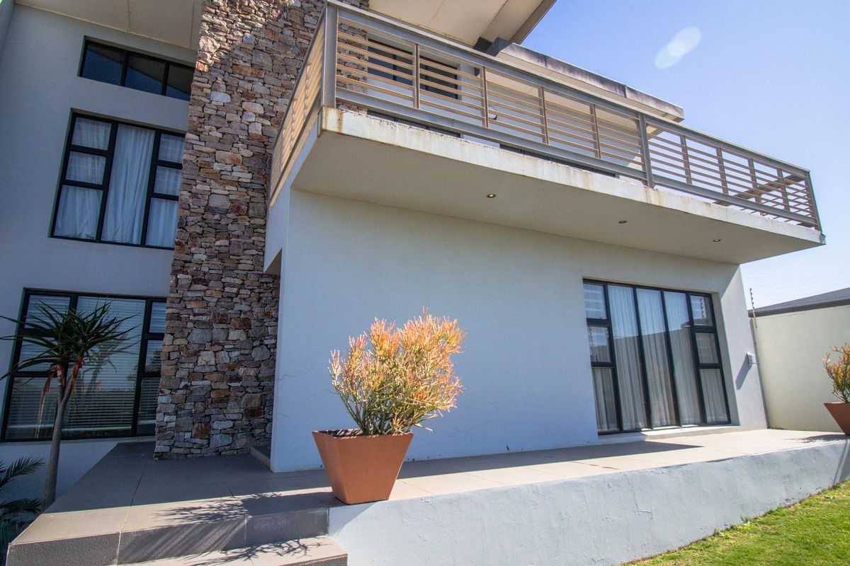 "Wake up every day to breathtaking sea views in this Gonubie masterpiece!" - Photo 2