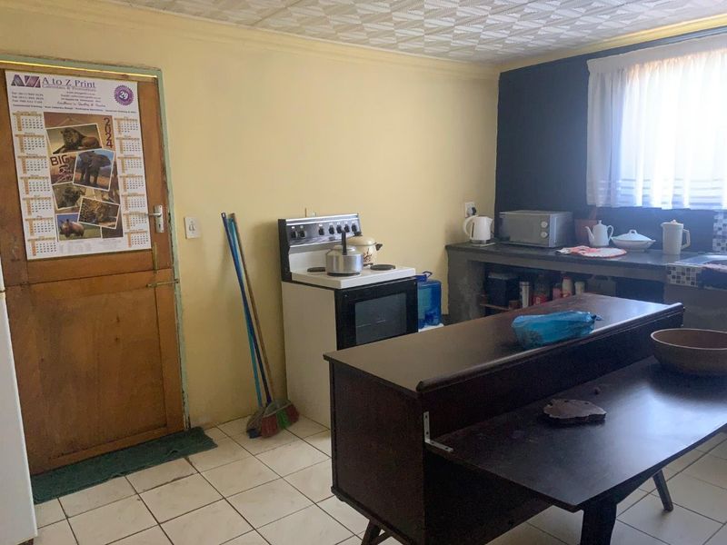 3 bedroom house with 2 rooms and garage for sale in Chiawelo - Photo 3