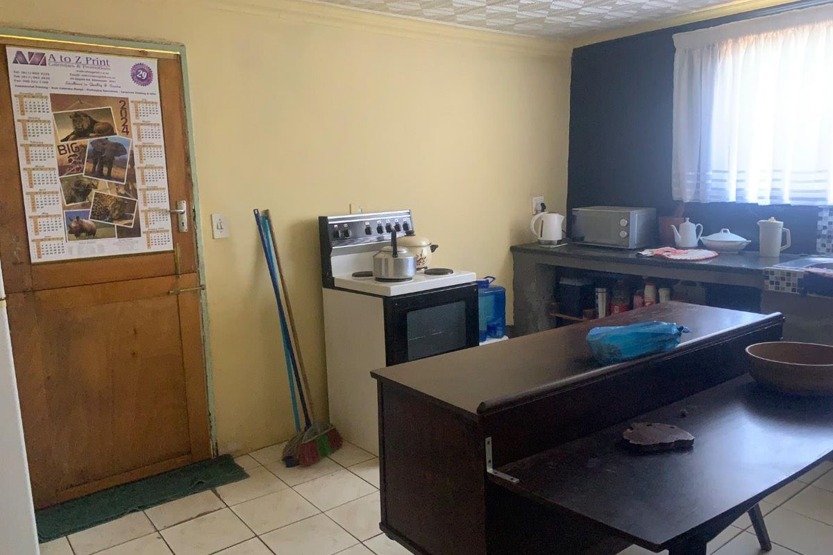 3 bedroom house with 2 rooms and garage for sale in Chiawelo - Photo 3