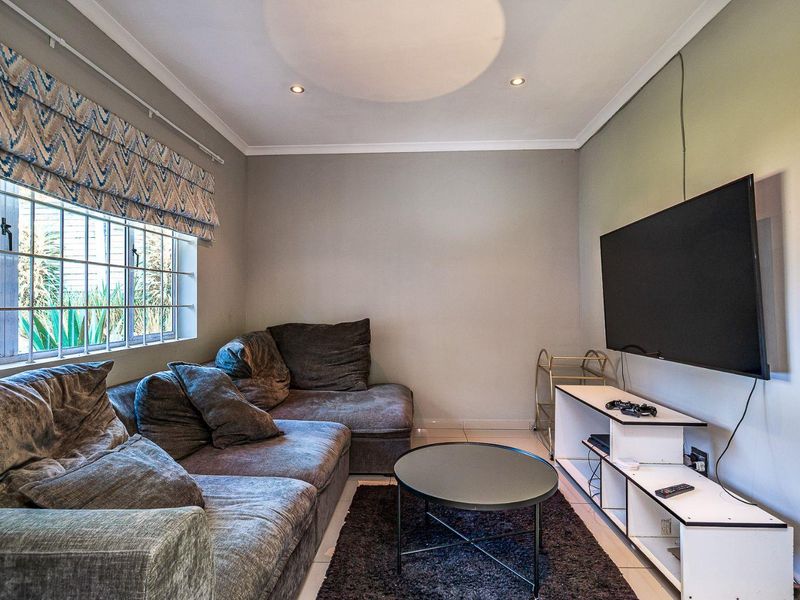 ELEGANT 5-BEDROOM FAMILY HOME IN THE HEART OF KLOOF - Photo 10