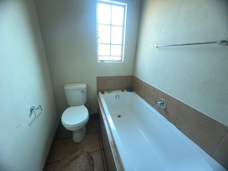 Brand new property in a quiet complex - Photo 9