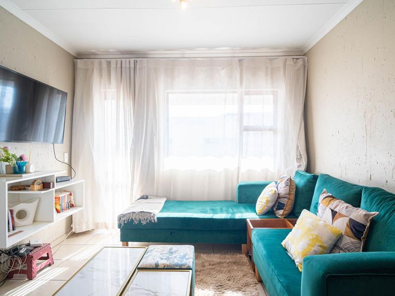 Top Floor 2 Bed Apartment with Balcony - Photo 10