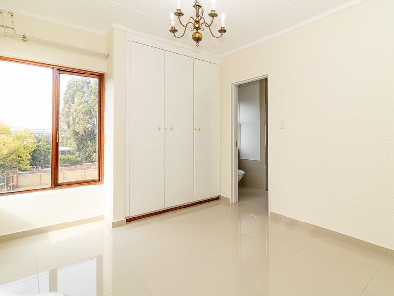 Inviting Top-Floor Apartment – Perfect Lock-Up-and-Go! - Photo 10
