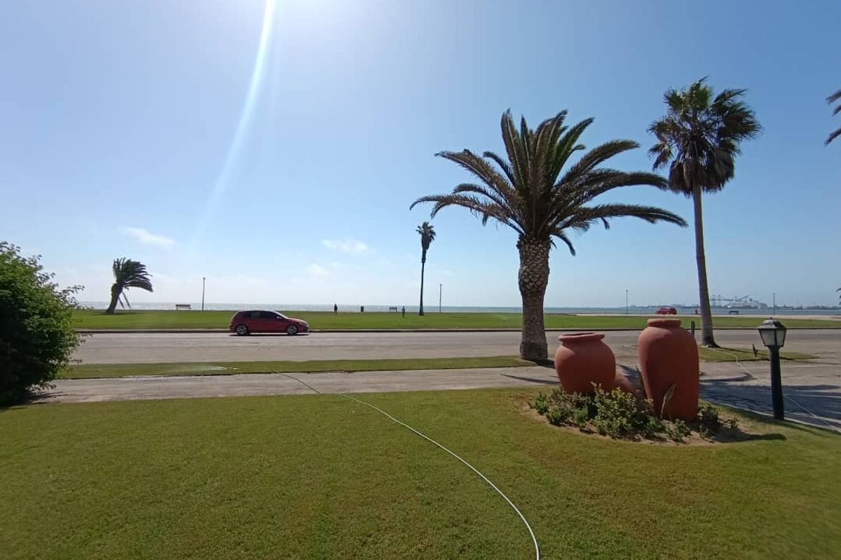 For Sale - Walvisbaai - Lagoon-Front Family Home - Photo 4