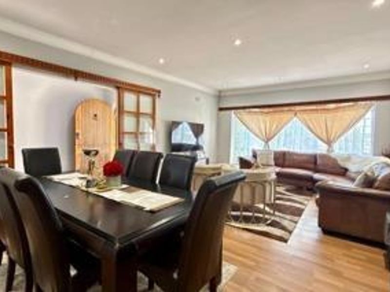 Family Comfort: Large 4-Bed Home with Fireplace & Double Garage - Photo 6