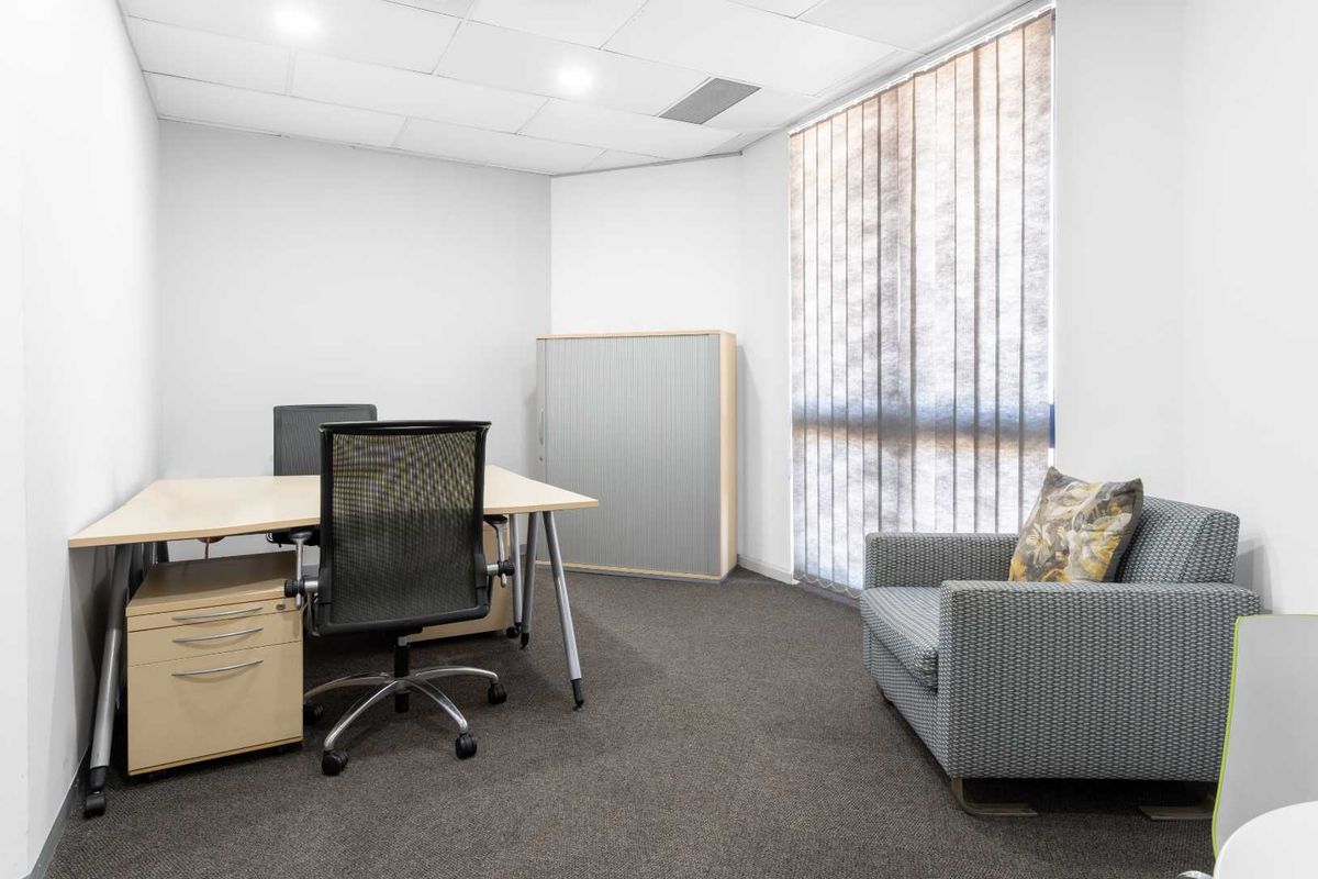 Fully serviced private office space for you and your team in Regus Lakeview Terraces - Photo 2