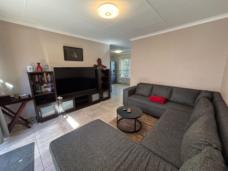 Priced to sell - two bedroom townhouse in Erasmuskloof - Photo 3
