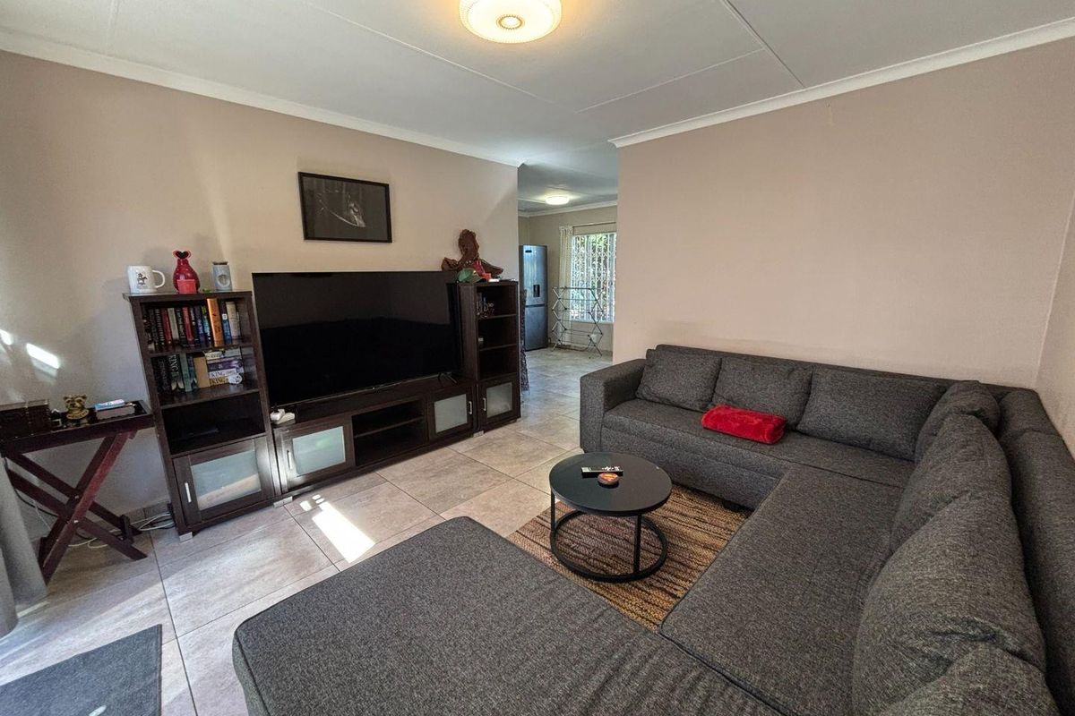 Priced to sell - two bedroom townhouse in Erasmuskloof - Photo 3