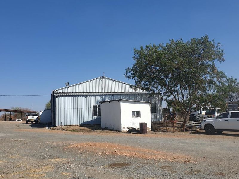 Medium Size Warehouse plus offices to let - Photo 9