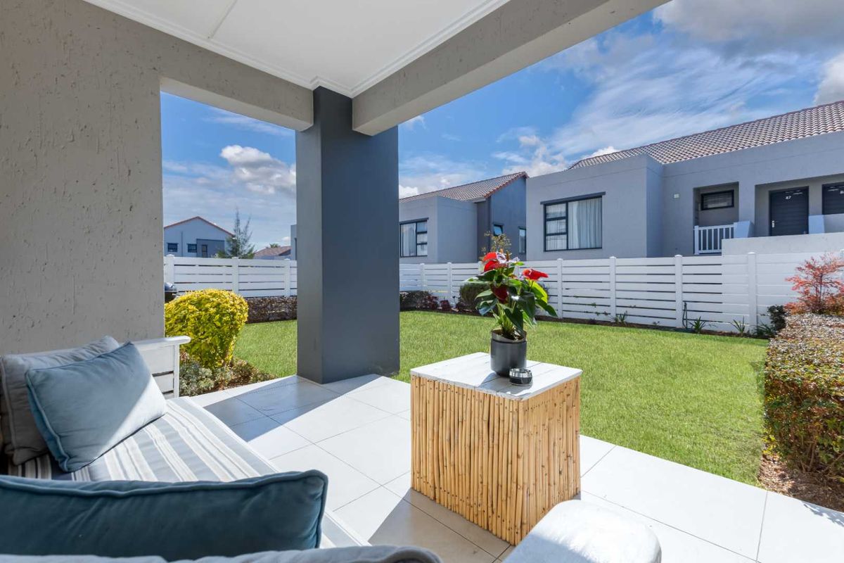 A MODERN 2 BEDROOM, 2 BATH GROUND FLOOR APARTMENT - SOUNDS LIKE A FANTASTIC FIND! - Photo 2