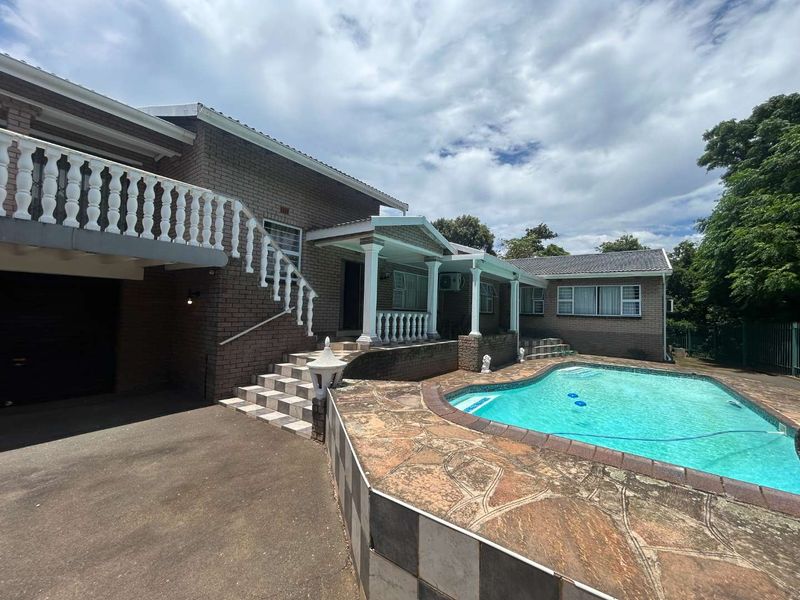 Modern Spacious 4 Bedroom House for Sale in Prime Amanzimtoti, Durban - Photo 2