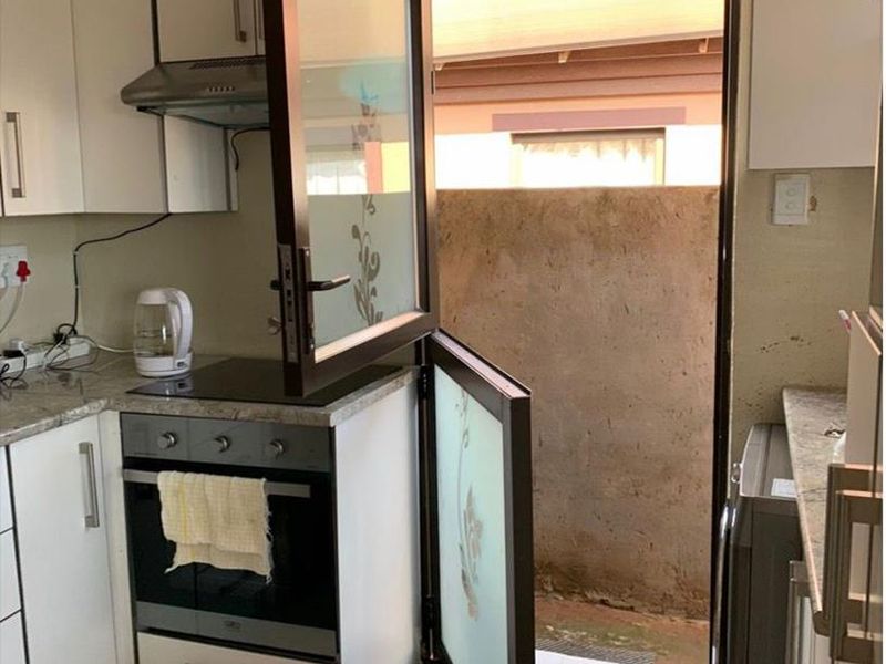 Family Home House in Nkgo crescent Soshanguve East - Photo 4