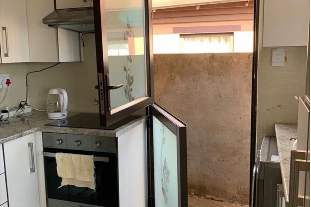 Family Home House in Nkgo crescent Soshanguve East - Photo 4