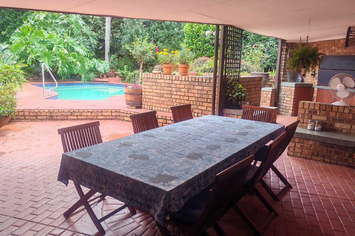 EXCLUSIVE MANDATE - LOVELY NEAT FAMILY HOME IN BOOMED OFF AREA - Photo 5