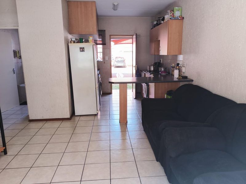 2 bedroom ground floor unit, walking distance from Eastrand Mall - Photo 4