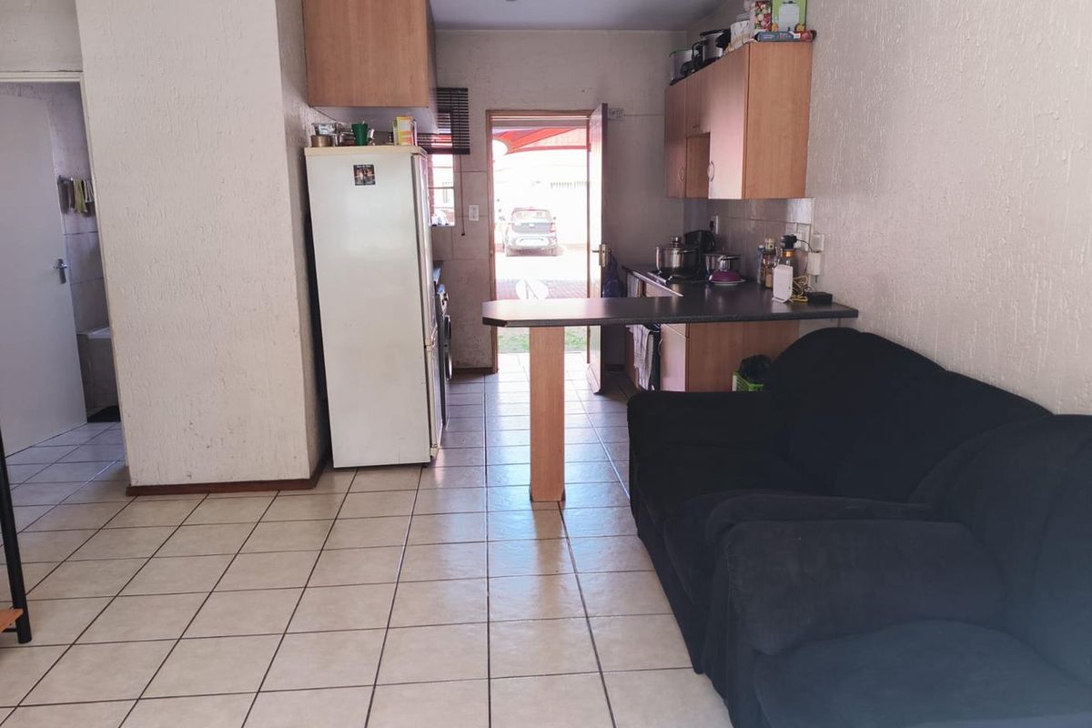 2 bedroom ground floor unit, walking distance from Eastrand Mall - Photo 4