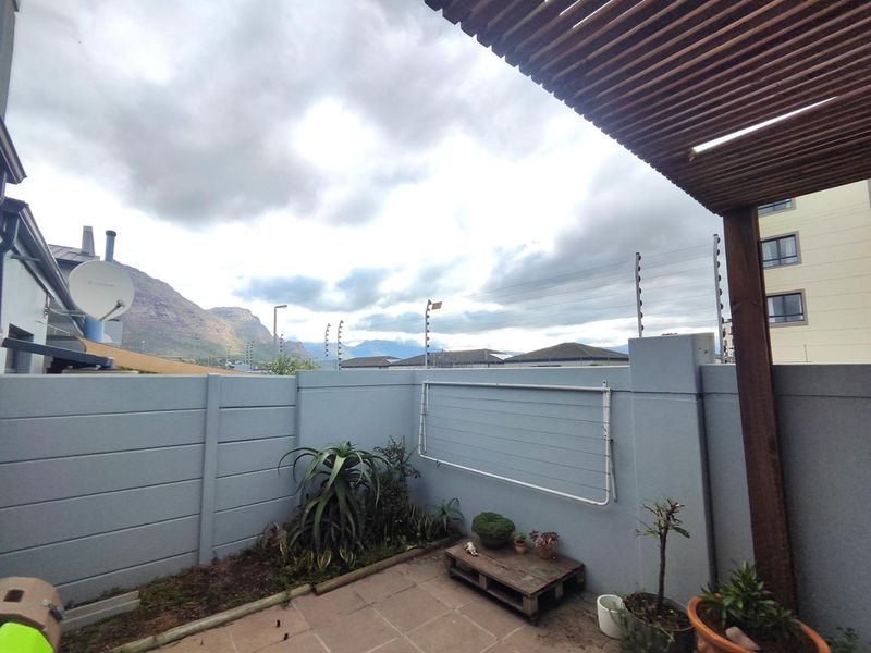 Neat 2 bedroom home in popular security complex - Photo 7