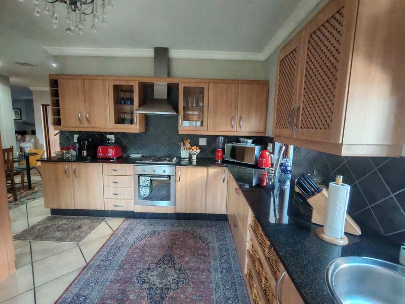 EXCLUSIVE MANDATE -BEAUTIFUL HOME WITH LOTS OF EXTRAS IN THE GOLF ESATE - Photo 8