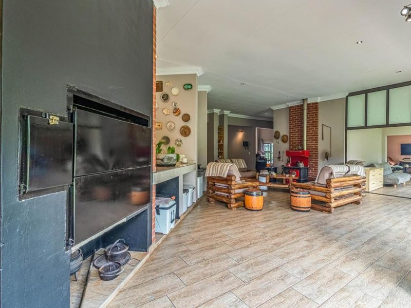 4 Bedroom House For Sale in Rangeview - Krugersdorp. - Photo 7