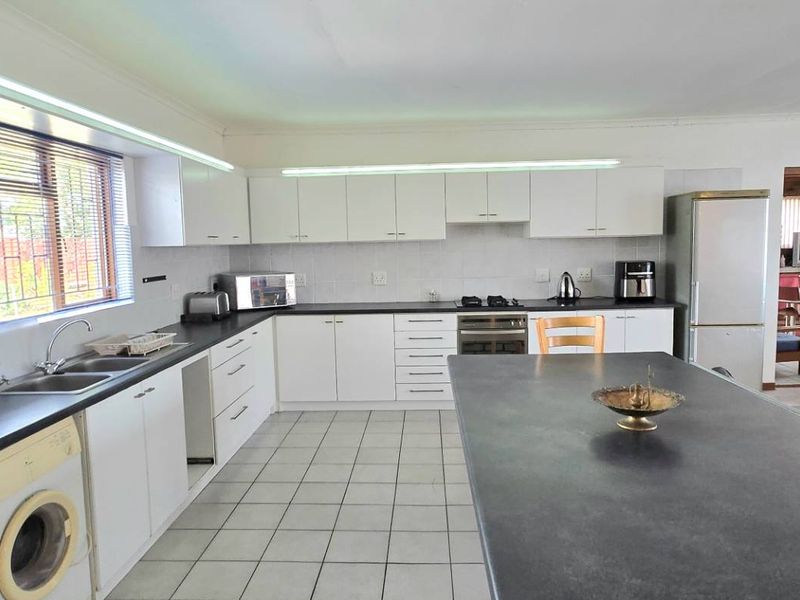 Spacious Entertainer’s Dream Home in Franskraal with Mountain Views and Exceptional Value - Photo 7