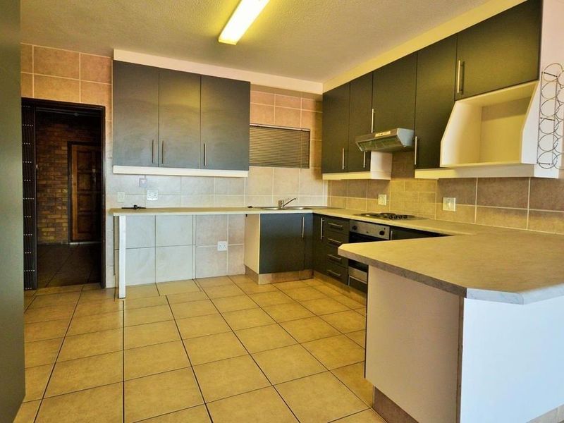 Bright open-plan living with sleek finishes in Alberton North - Photo 6