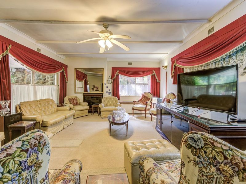 THREE HOMES ON 3548m2 - FAMILY HOMESTEAD OR INVESTMENT FOR RENTAL INCOME! - Photo 4