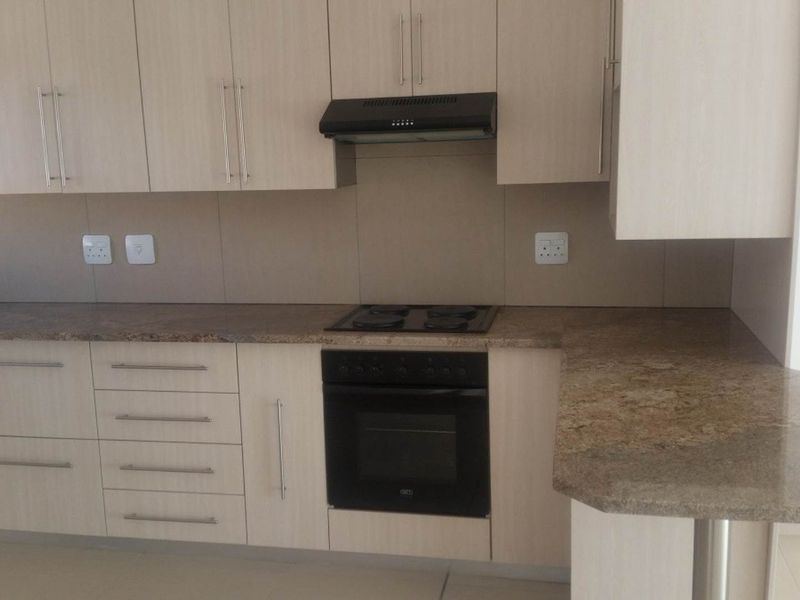 Spacious 3 Bedroom Townhouse for sale in Okahandja! Walking distance to shops, schools and Doctors! - Photo 3