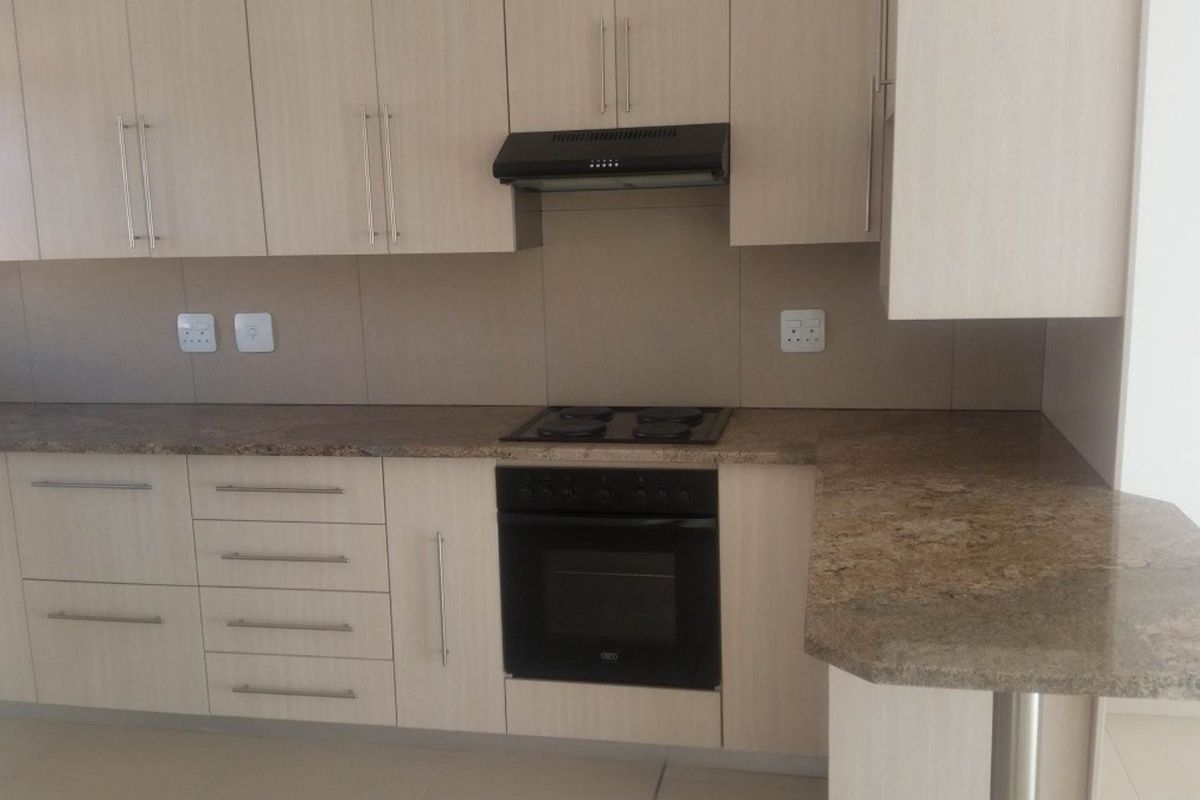 Spacious 3 Bedroom Townhouse for sale in Okahandja! Walking distance to shops, schools and Doctors! - Photo 3