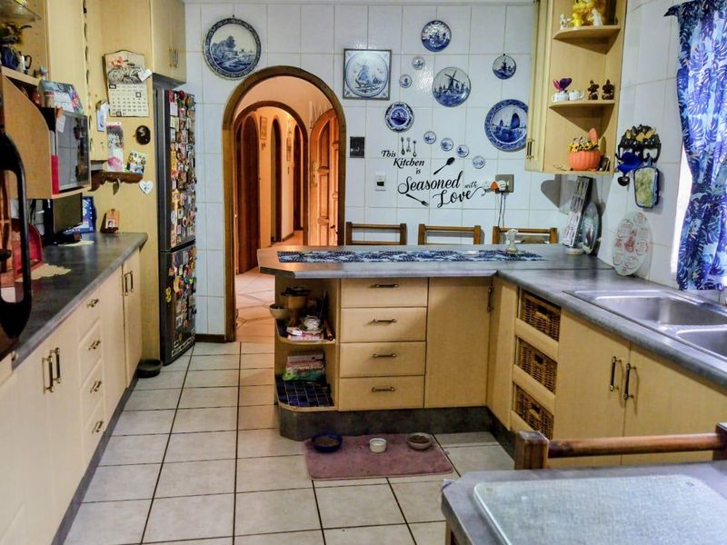 "Family Paradise: Pool, Solar & Spacious!" - Photo 6