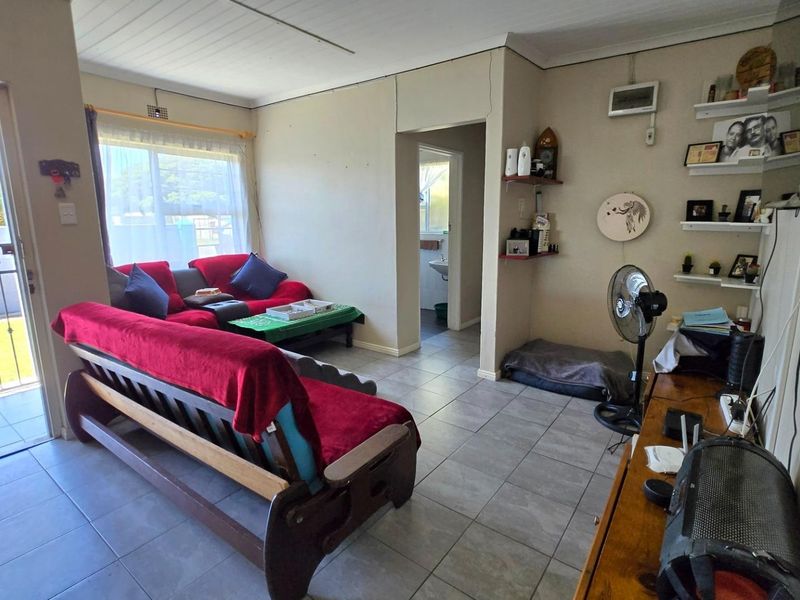 Charming 3-Bedroom House with Expansive Braai Area and Secure Living! Gansbaai CBD - Photo 8