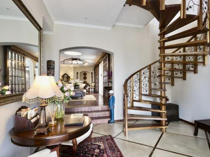 Hendra Estates - Furnished master piece!! - Photo 10