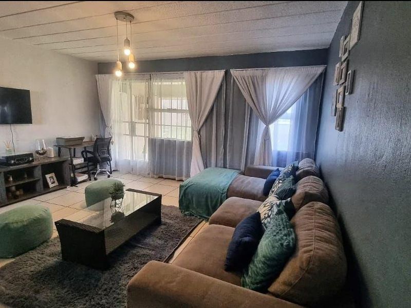 Ground floor apartment with enclosed patio and set in a secure complex - Photo 3