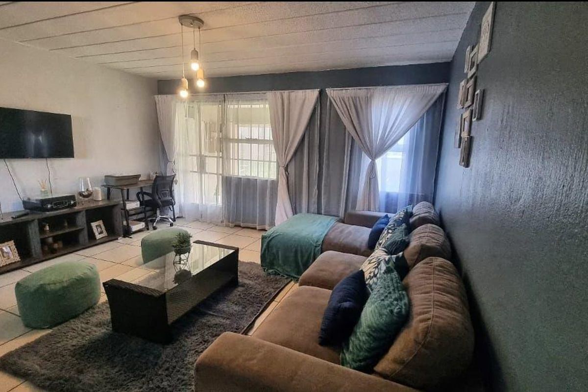 Ground floor apartment with enclosed patio and set in a secure complex - Photo 3