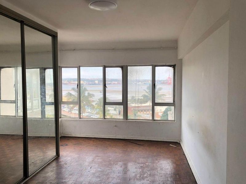 1 Bedroom Spacious Apartment with Stunning Harbour Views for sale in Esplanade! - Photo 6