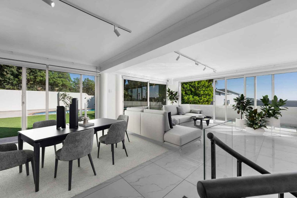 Magnificent Newly Renovated Family Home in Upper Vredehoek. - Photo 2